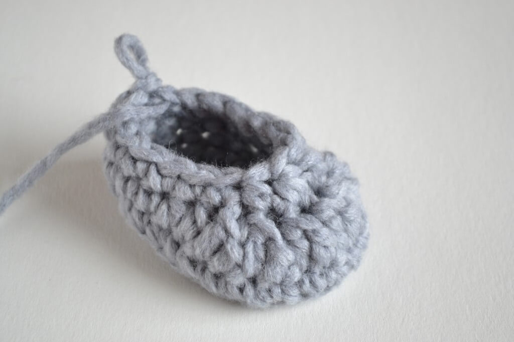 Croby Patterns SO FLUFFY - Crochet Baby Booties and Beanie FREE
