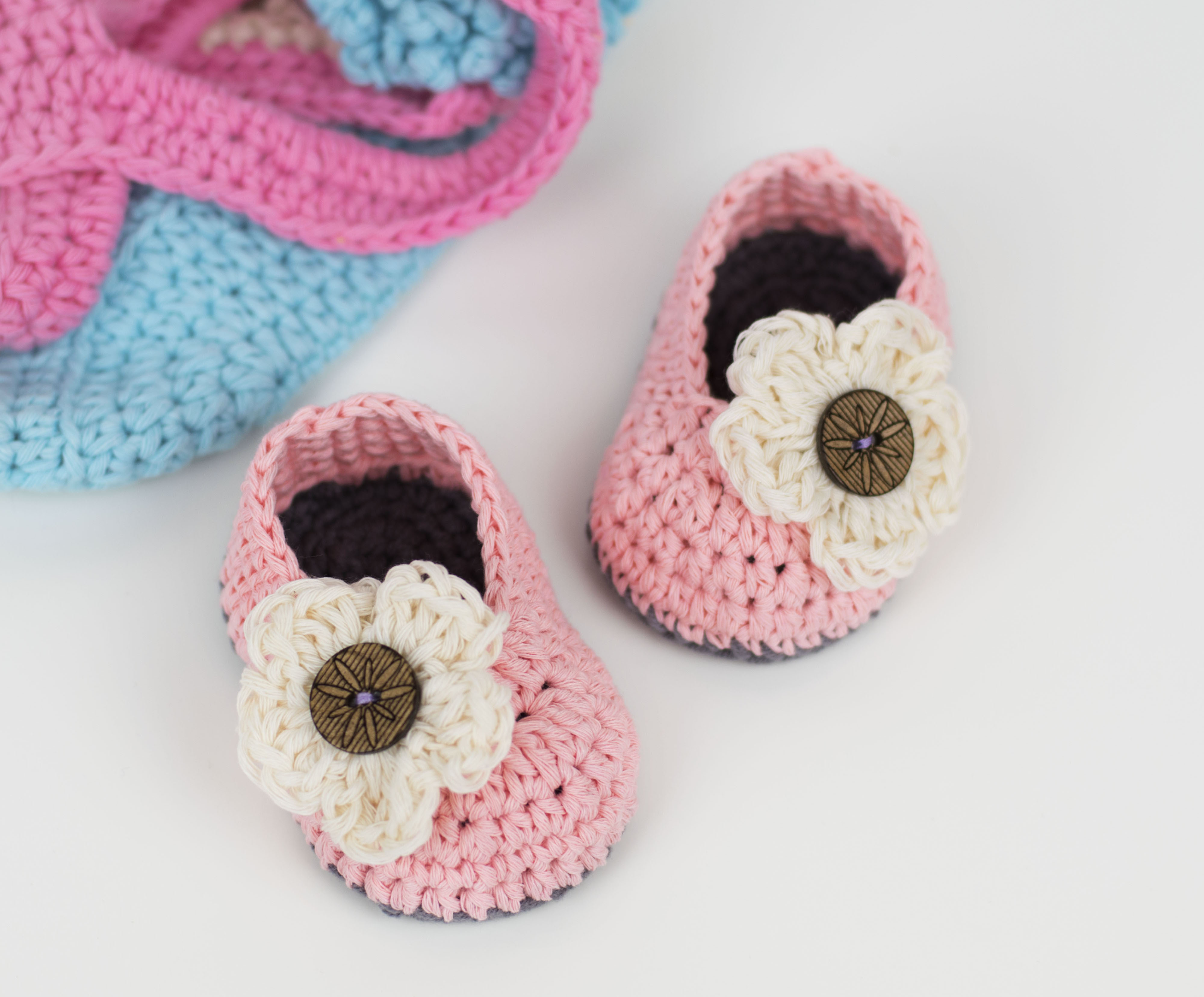 FREE PATTERN: Crochet Baby Booties With Flower – Croby Patterns