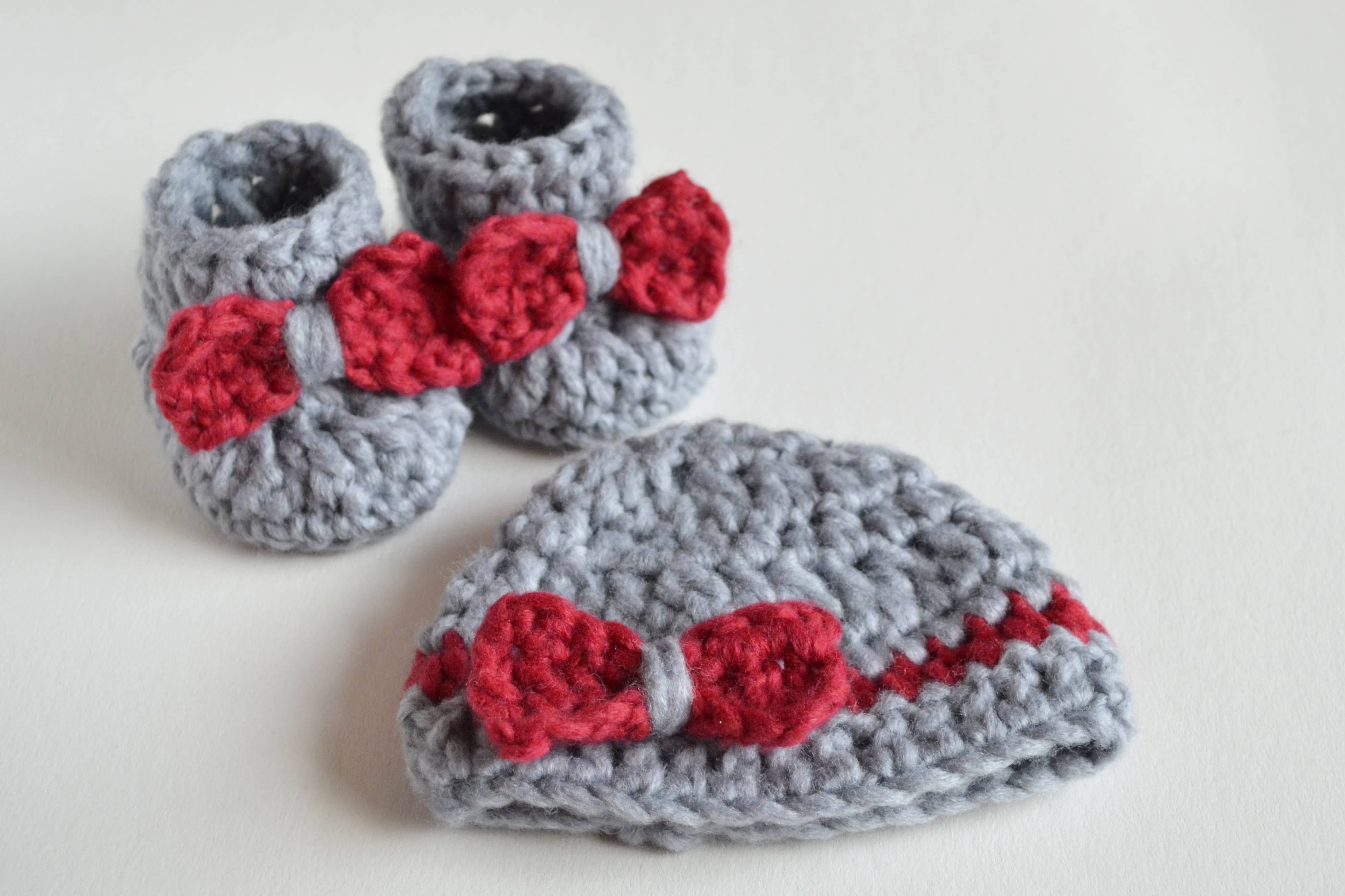 so-fluffy-crochet-baby-booties-and-beanie-free-croby-patterns