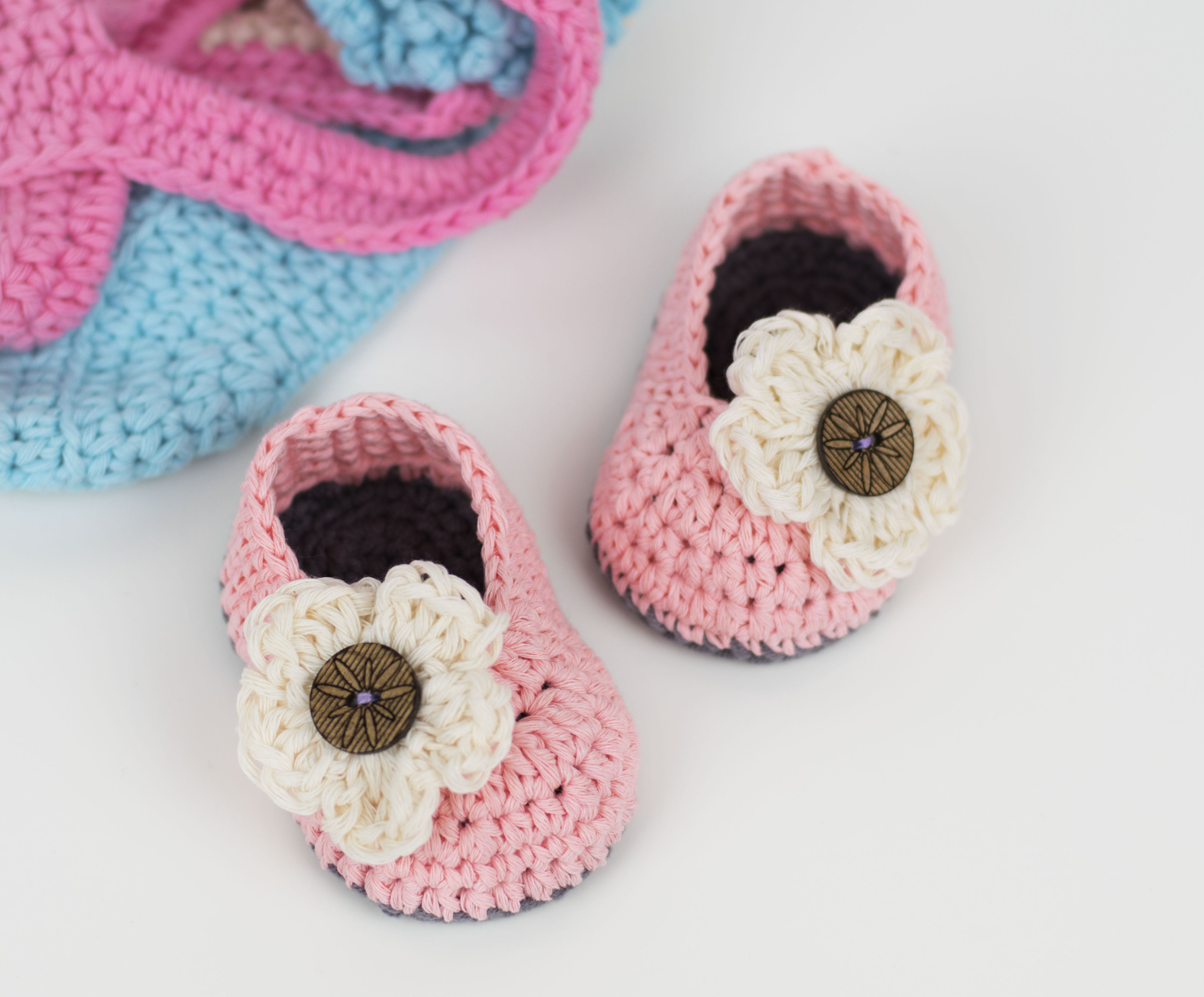 FREE PATTERN: Crochet Baby Booties With Flower | Croby Patterns